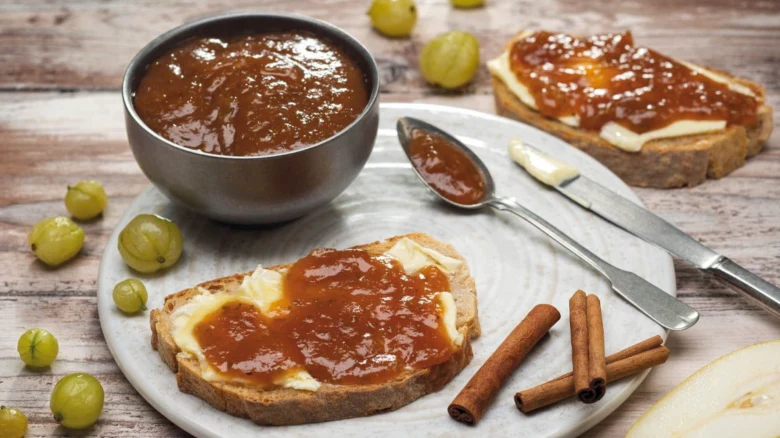 Marmeláda z angreštů na toastu s čerstvými plody.