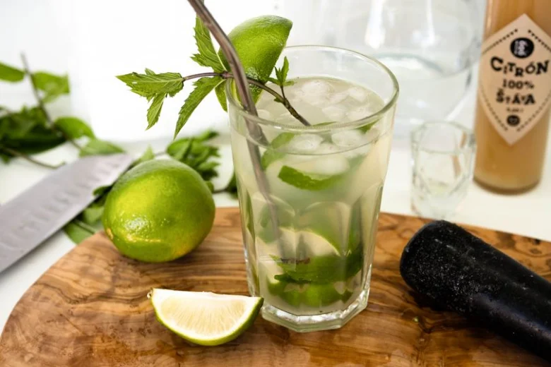 Nealkoholické Mojito s limetou a mátou v sklenici