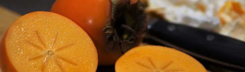 Krojeno kaki s viditelnou hvězdovou dutinou semen