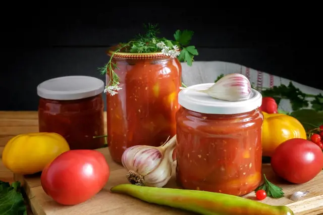 Sklenice zeleninového leča s čerstvými rajčaty, cibulkou a paprikami