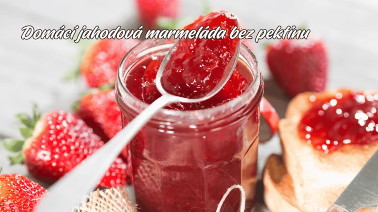 Sklenice domácí jahodové marmelády bez pektinu s lžící