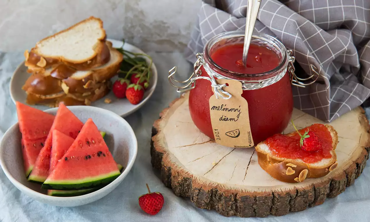 Skořice melounové marmelády s chlebem a kousky vodníku