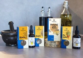 Sada produktů s fenylem včetně oleje a prášku v mrtvici.
