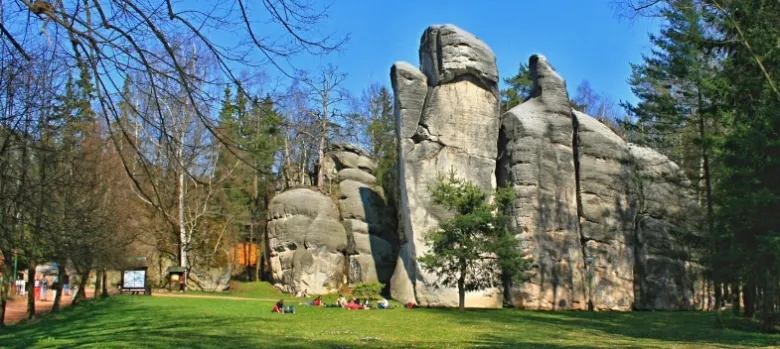 Velké skalní sloupy v přírodě na výletu do Broumovska.