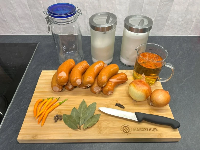 Suroviny na utopence: klobásy, cibule, pepř a koření.