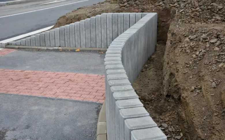 Nově instalovaná betonová svahovka na zahradním svahu.