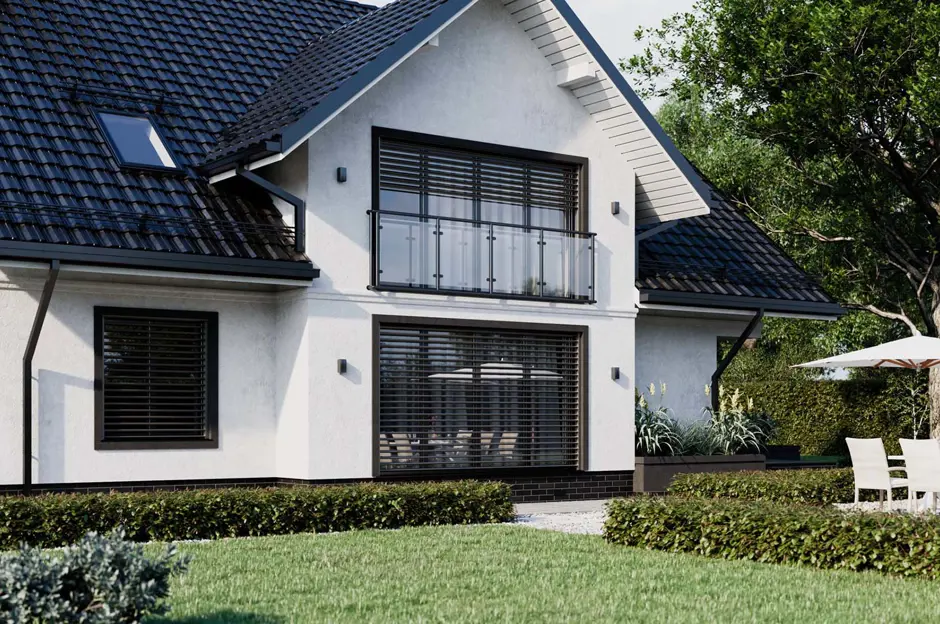 Moderní dům s předokenními žaluziemi pro ochranu proti slunci