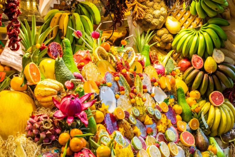 Různorodé tropické ovoce jako banány, drakovoce a ananas.