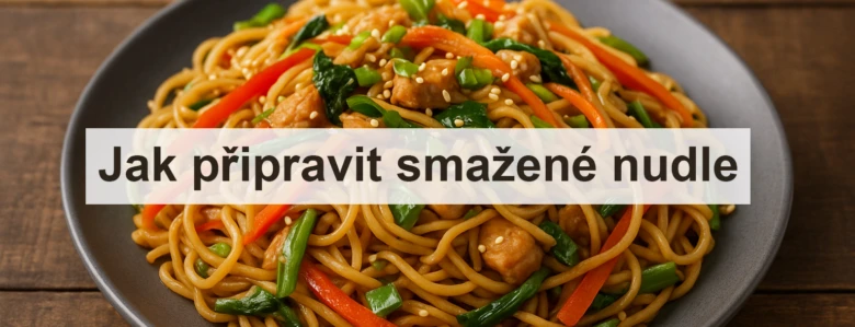 Příprava čínských smažených nudlí s zeleninou a masem.