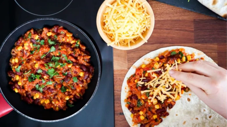 Příprava quesadilly s čili směsí na mexické tortille.