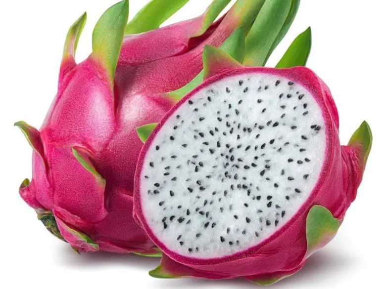 Celý dračí ovoce pitaya s řezem ukazující bílou dužinu.