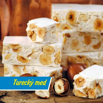 Kusky tureckého medu s ořechy na dřevěném povrchu.