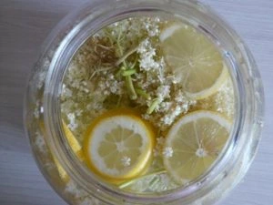 Sklenice s domácími sirupy z lipového květu a citronu.