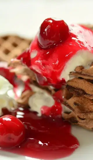 Wafle s třešňovým sirupem a vanilkovou zmrzlinou.