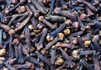 Hromada sušených hřebíčků jako hlavní ingredience pro čaj.