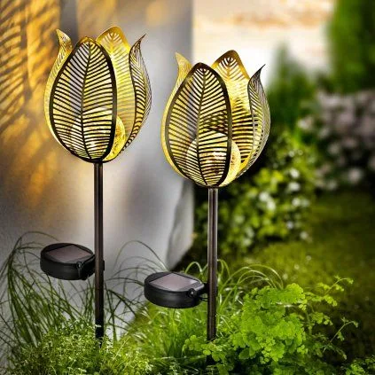 Zlaté sluneční lampy ve tvaru tulipánů v zahradě.