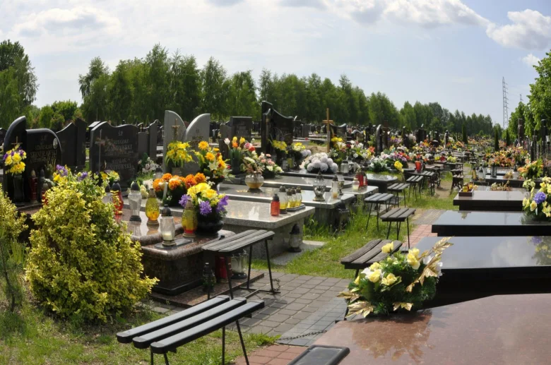 Hřbitov s hroby ozdobenými květinami na slavnostní den.