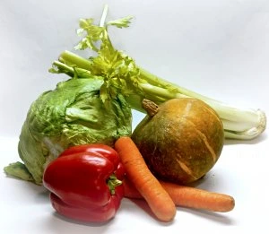 Čerstvá zelenina: paprika, mrkev, celer, salát a dýně.