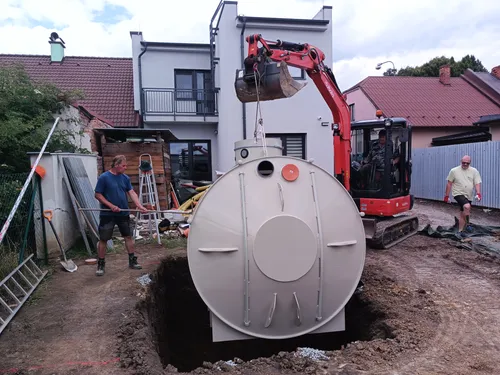 Instalace septiku na chatu pomocí výkopového stroje.