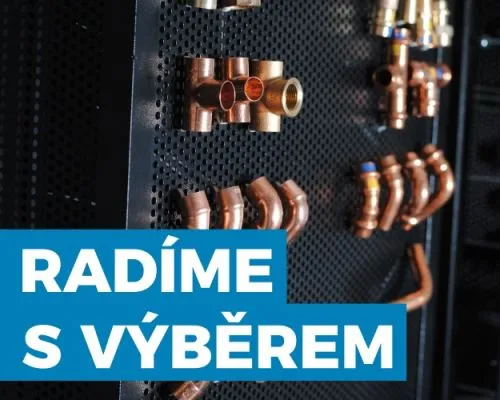 Měděné instalační součástky pro sprchové systémy na výstavní desce.