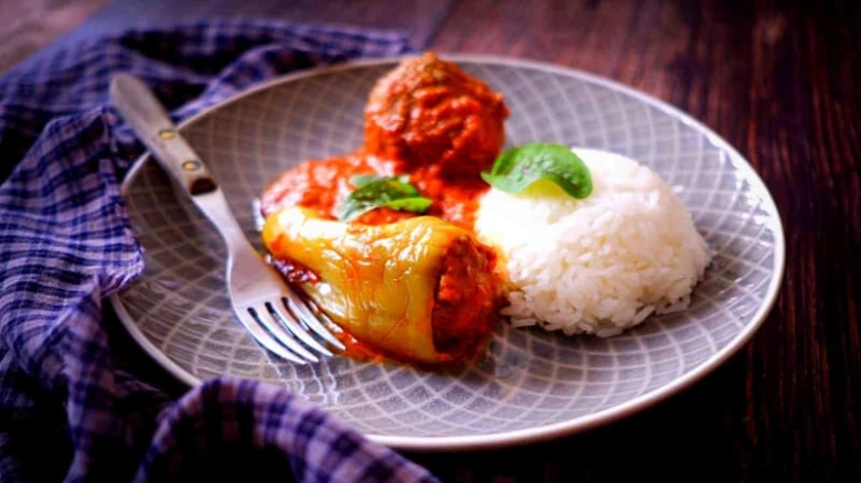 Plněná paprika s rajskou omáčkou, masovými kuličkami a rýží.