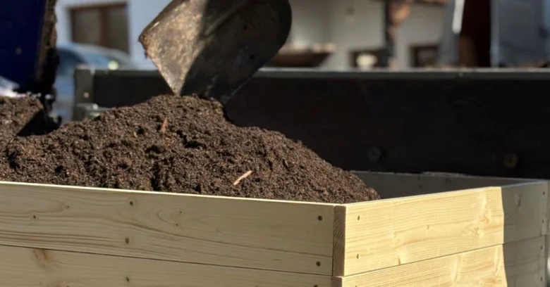 Hnojivo se nalévá do dřevěného kvetinového koše na balkon.