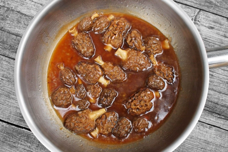 Morel mushrooms in sauce