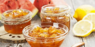 Marmeláda ze slupek melounu s citrony v sklenicích