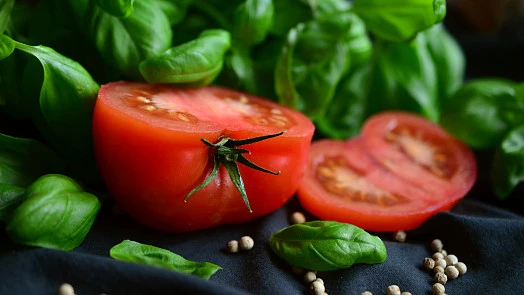 Čerstvá rajčata s bazalkou pro pesto recepturu.