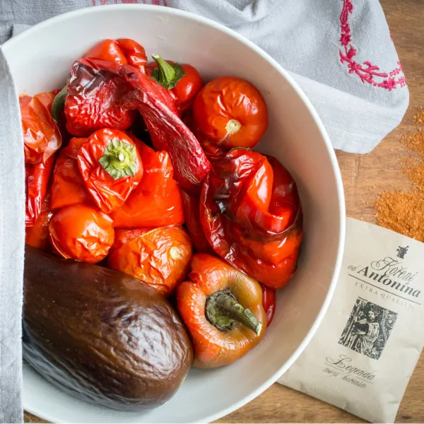Pečené červené papriky, rajčata a baklažán pro domácí ajvar.