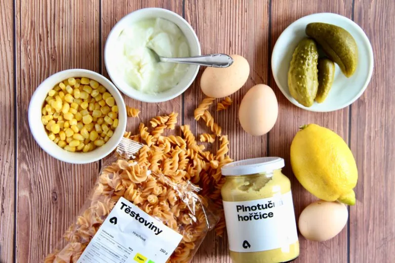 Ingredience pro salát z těstovin: kukuřice, vejce, citron a hořčice