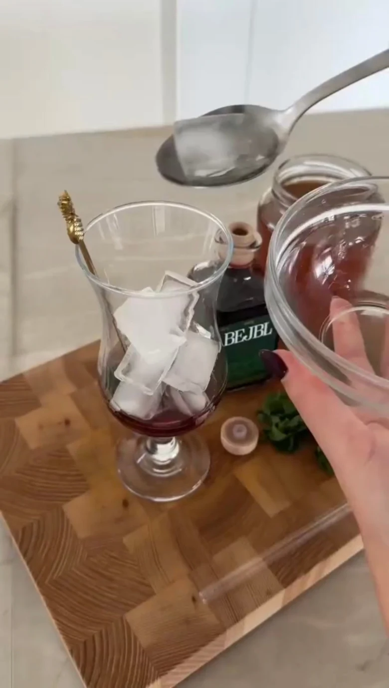 Připrava nealkoholického mojita s ledem a mátou.