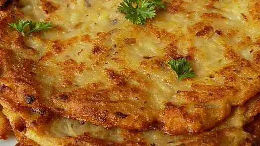 Zlaté bramborové placky s čerstvou petrželkou.