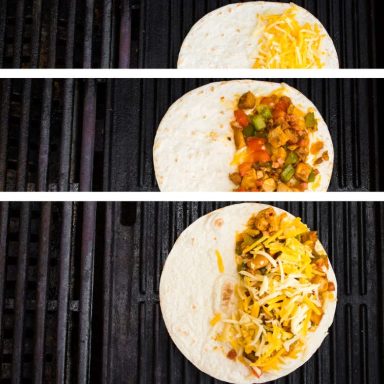 Tři kroky přípravy quesadilly s plněnou mexickou tortillou na grilu.