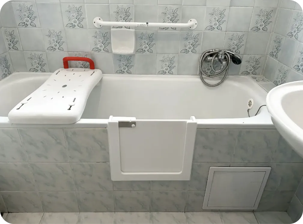 Instalované dveře do vany s sedacím povrchem pro bezpečnost.