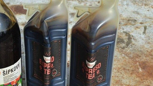 Tři lahve s pečeným čajem Espresso Tea na texturovaném povrchu.