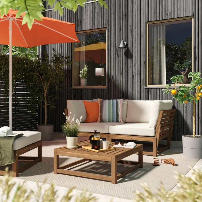 Moderní dřevěný nábytek na balkon s pohovkou a stolkem.